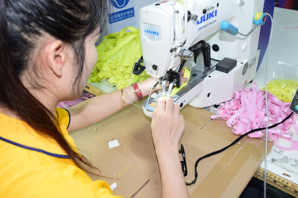 Attach fabric cut by single stitch